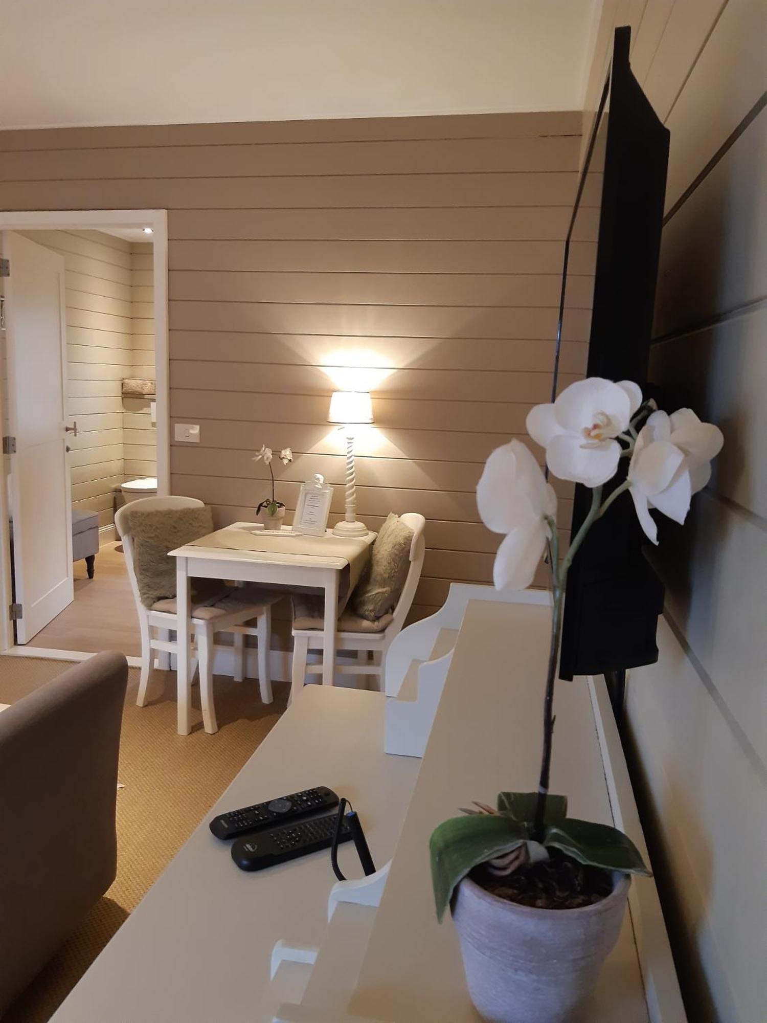 Casa-Cosi, Tourist & Business Suites & Flats With Reserved Parking And Private Terraces In Shared Garden With Seasonal Pool Included, Private Sauna Available Lokeren Esterno foto